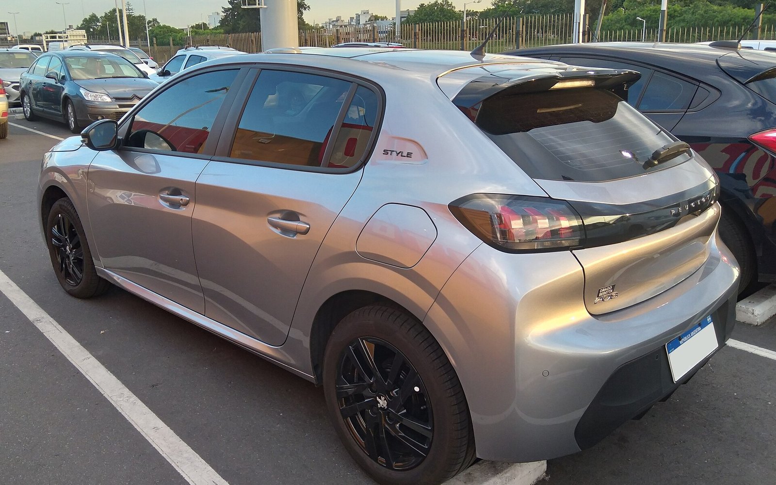Peugeot 208 Beige — 639429-WW